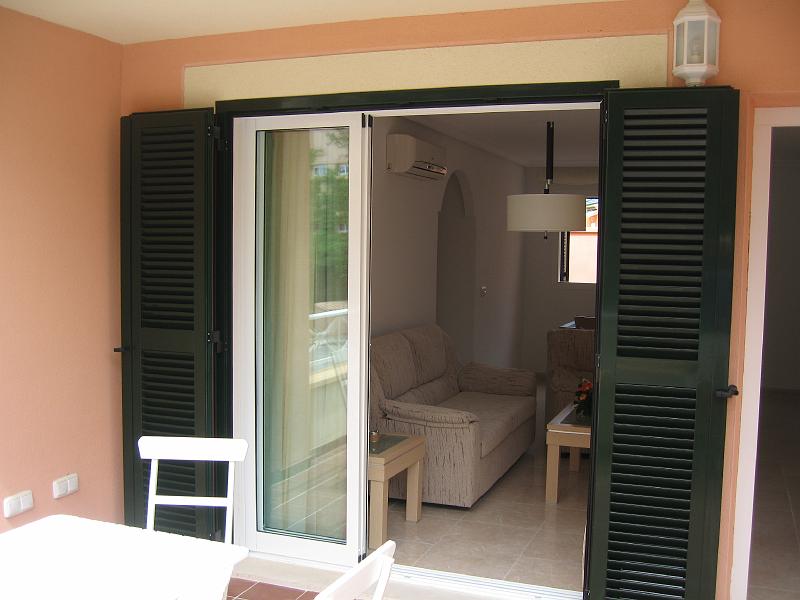 1_ Nederste terrasse mod stue.JPG